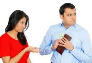 Что делать, если муж не дает денег: советы психолога