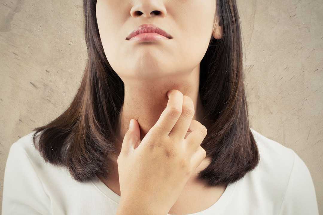Спазмы в горле при глотании: причины, симптомы и лечение