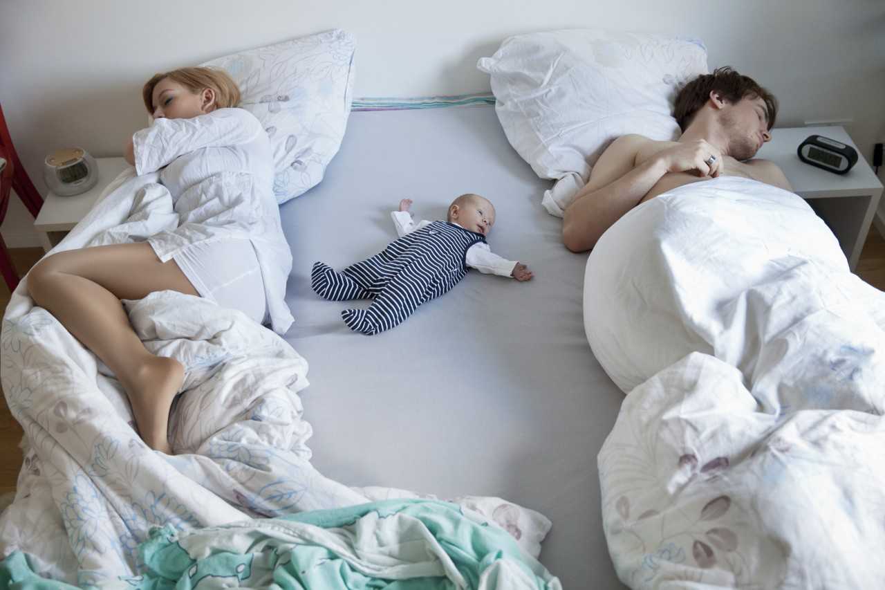 Мамаша в комнате у спящей дочери показывает вагину фото