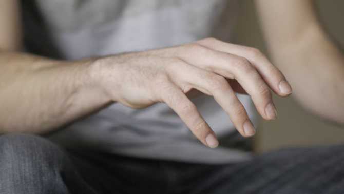 Почему возникает тремор рук  у взрослых, основные причины и лечение препаратами