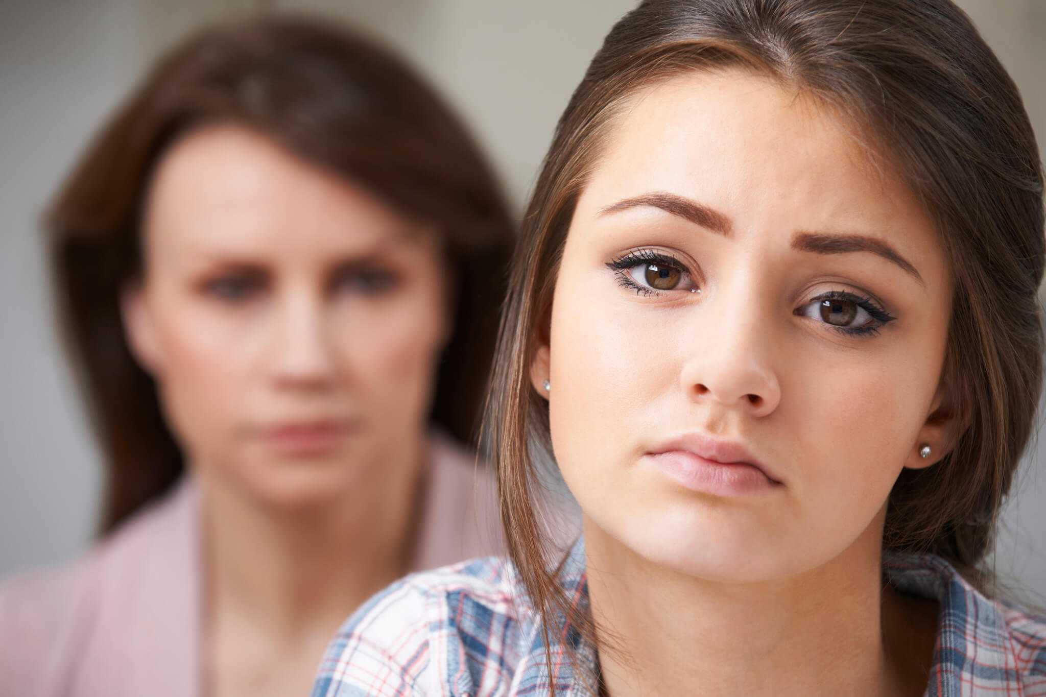 Психолог: что не так с фразой «маму обижать нельзя»