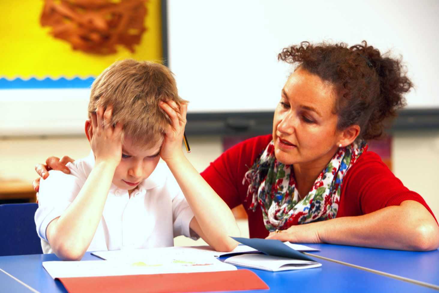 Ребенок плохо себя ведет в школе. как разговаривать с учителем?