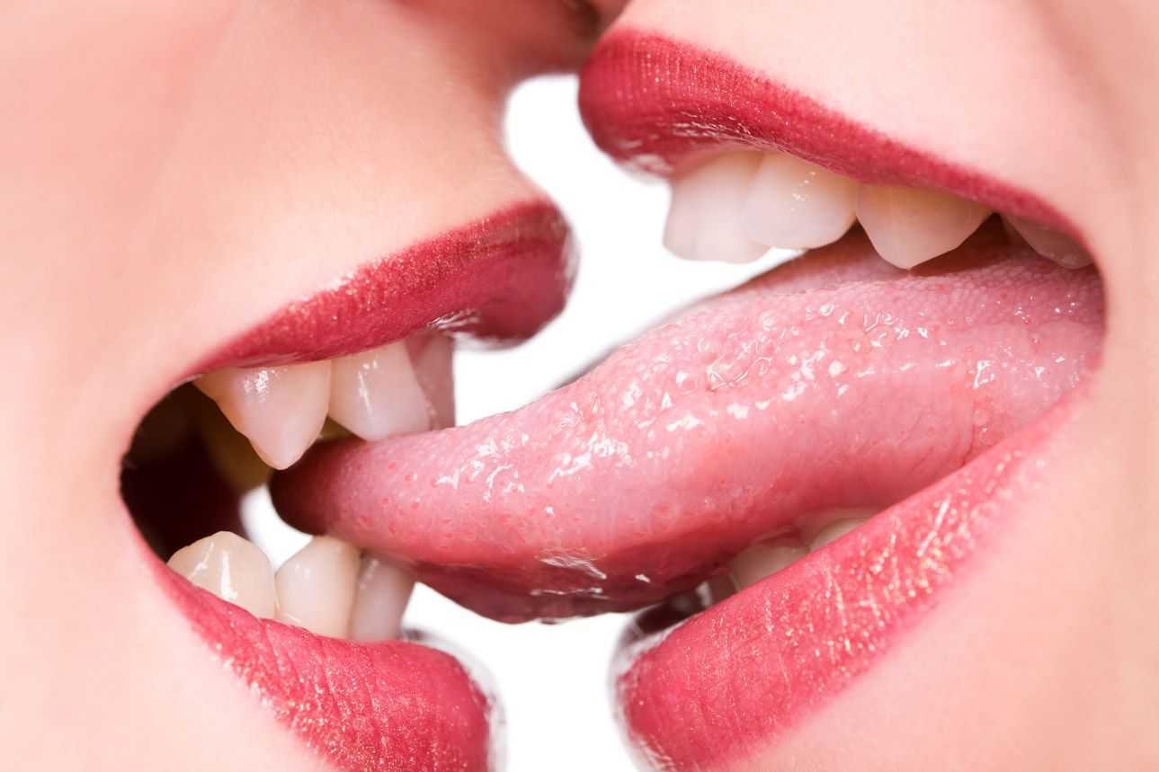 Со скольки лет можно целоваться в губы, с языком?