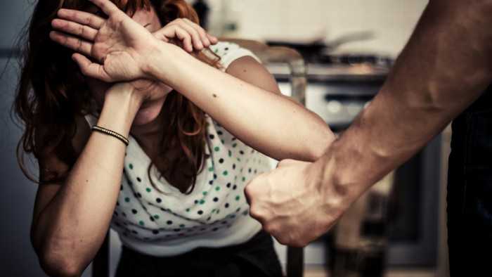 Почему муж бьет жену: психология, причины, поднял руку на женщину, советы психолога, стоит ли прощать