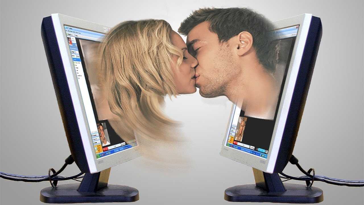 Познакомиться виртуально. Целует монитор. Виртуальная любовь. Виртуальное общение с персонажами. Виртуальное общение картинки.