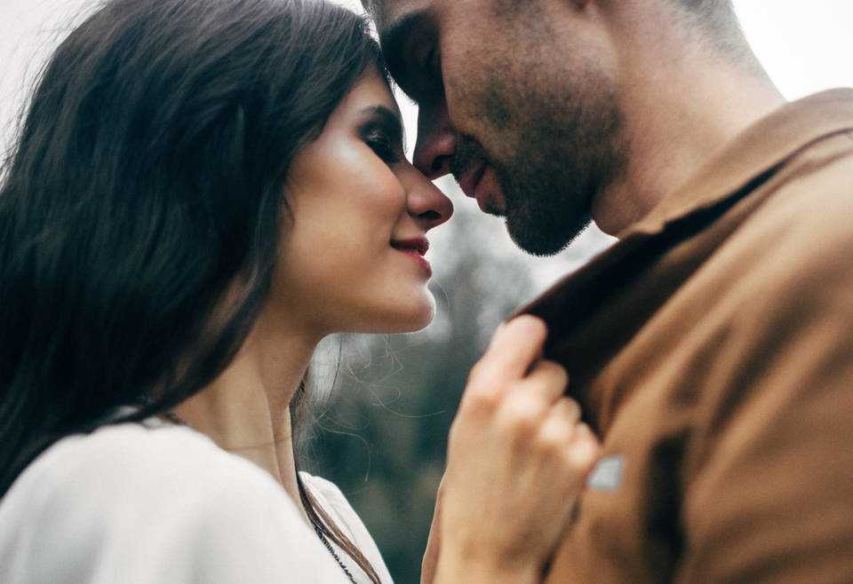 Как понять что мужчина влюблен, но скрывает свои чувства: самые точные способы