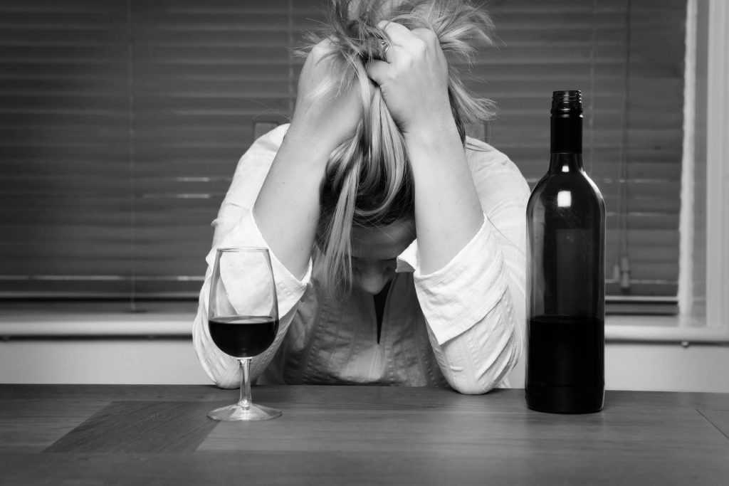 Как избавиться от стресса и переживаний без алкоголя – практические советы психологов