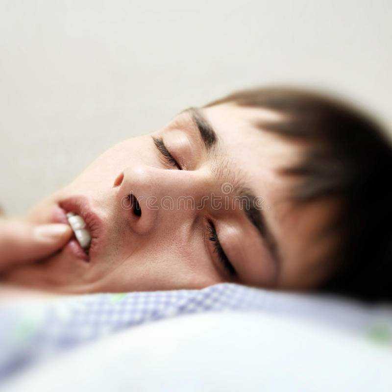 Ребенок скрипит зубами во сне: причины и лечение