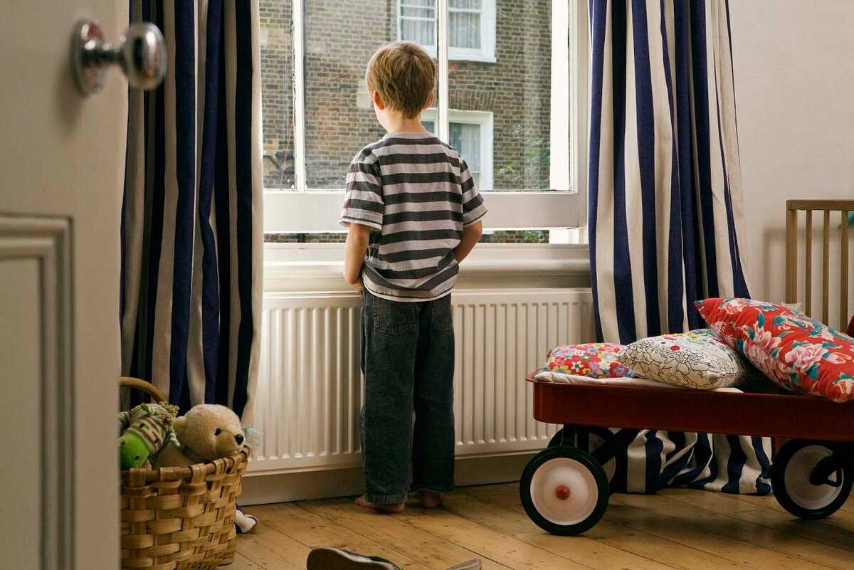 Ребенок боится оставаться один дома или в комнате, что делать если ребенок в 8,5,6,7,10 лет стал бояться остаться один