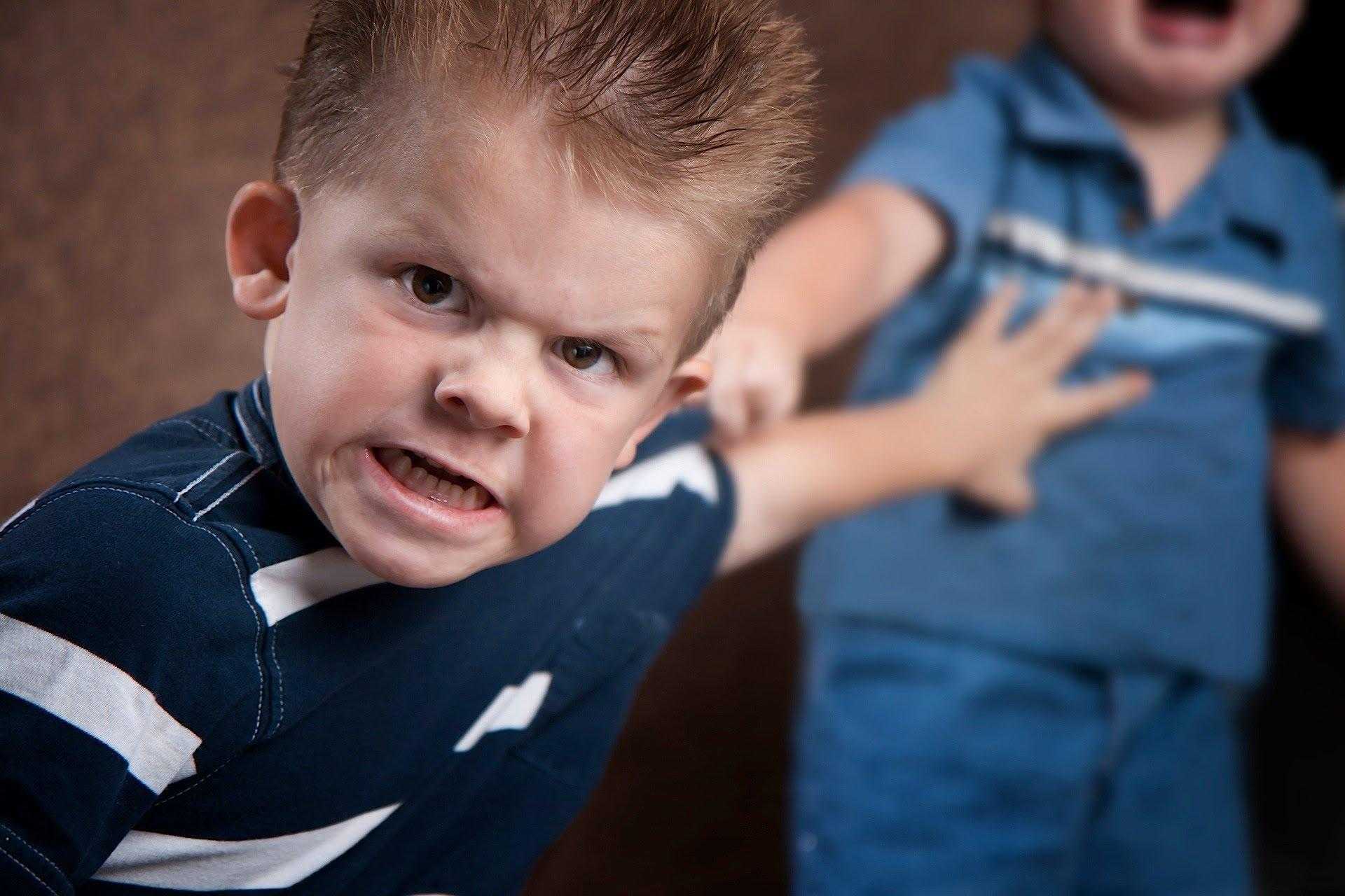 Агрессия у ребенка 3 лет: как справиться и возможные ошибки родителей