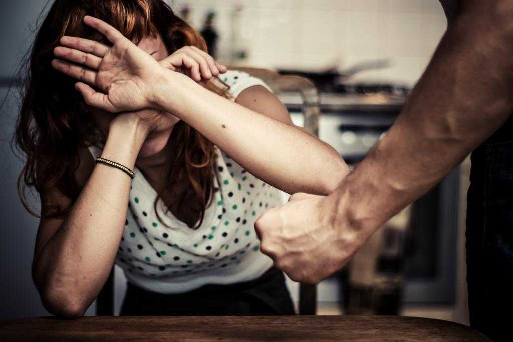 «ты привыкаешь, если тебя учат этому с детства»: rt поговорил с жертвой сексуального насилия в семье