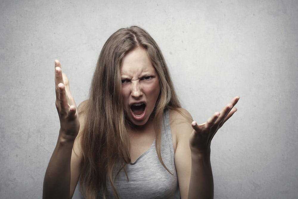 Как избавиться от женской истерики. если у человека истерика, что делать? почему возникает истерика