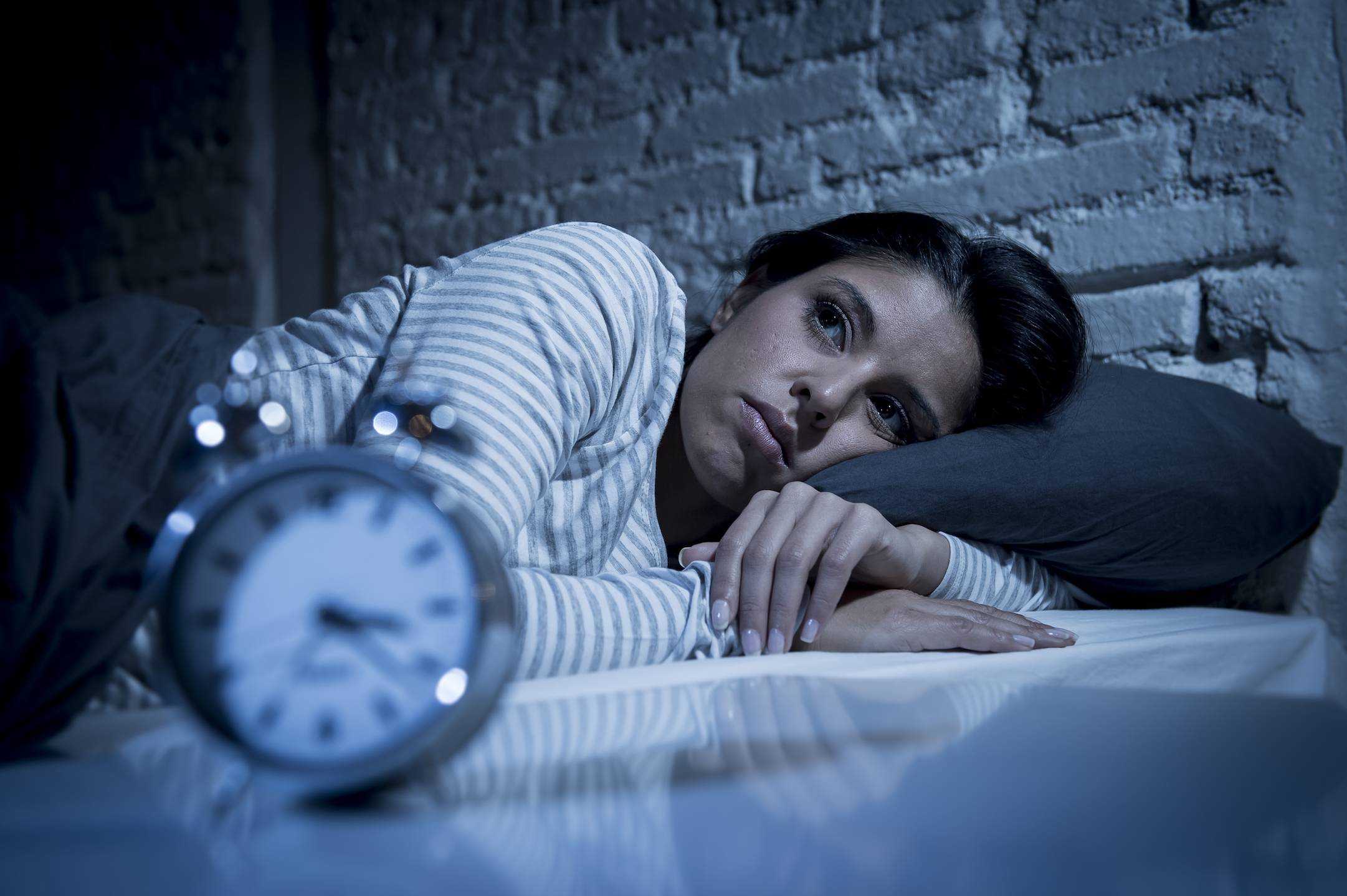 Чувство страха и тревоги по ночам: причины и что делать