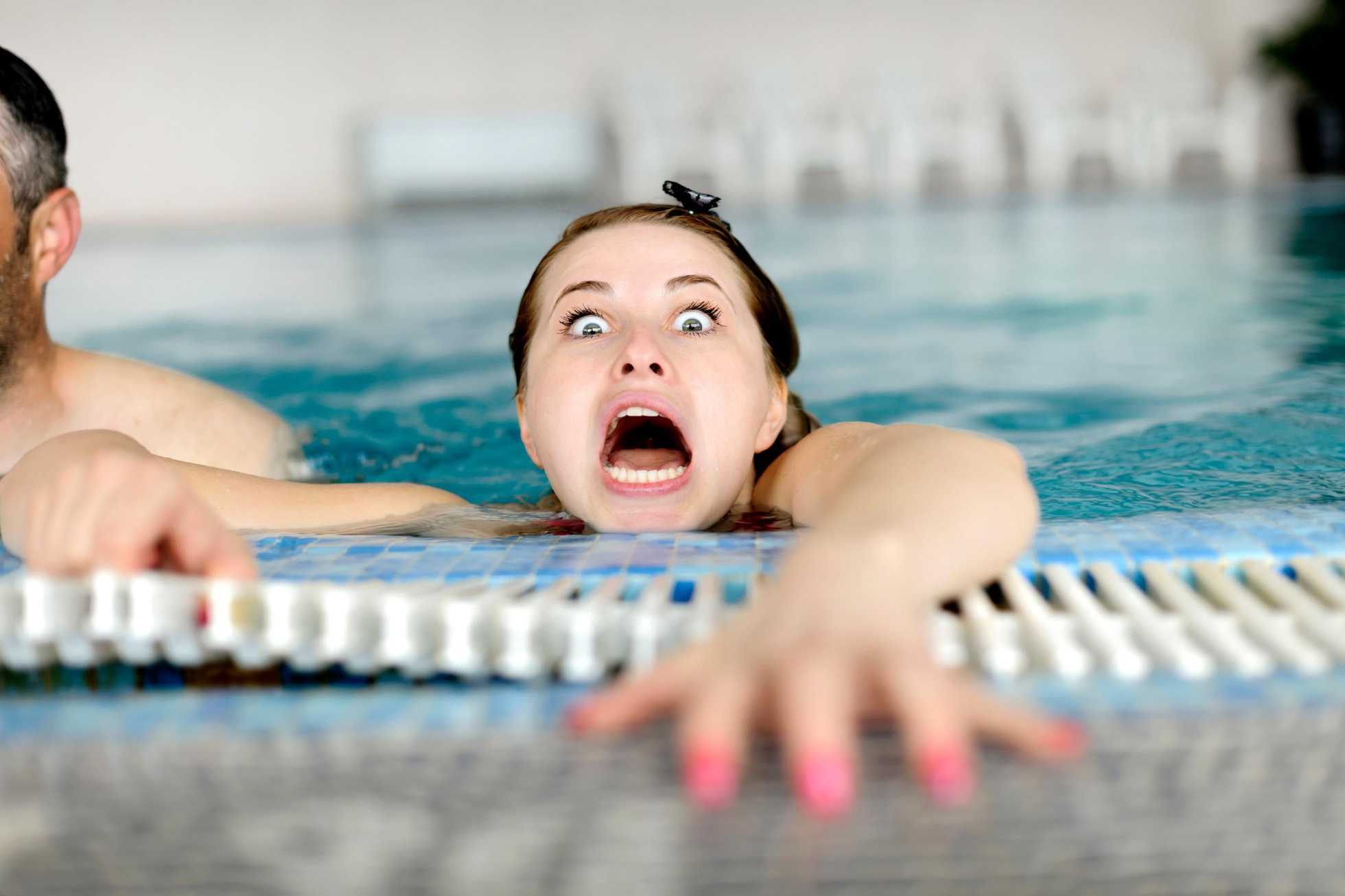Как преодолеть страх воды и научиться плавать: упражнения, чтобы избавиться от боязни глубины взрослому и ребенку, причины этой фобии и как она называется?