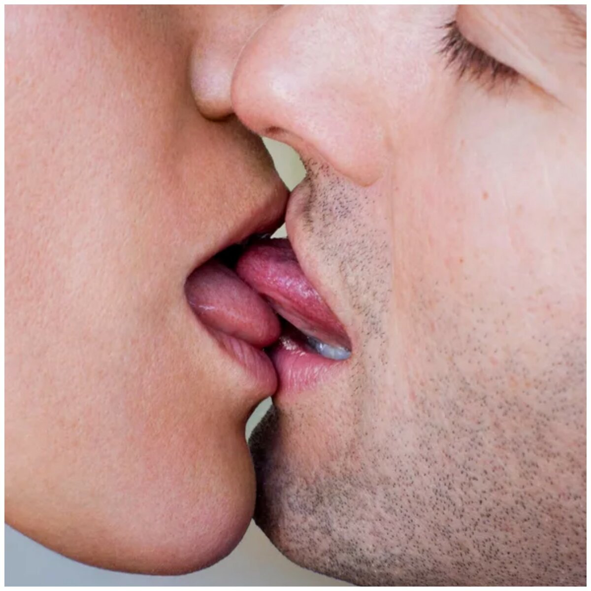 Со скольки лет можно целоваться в губы, с языком?