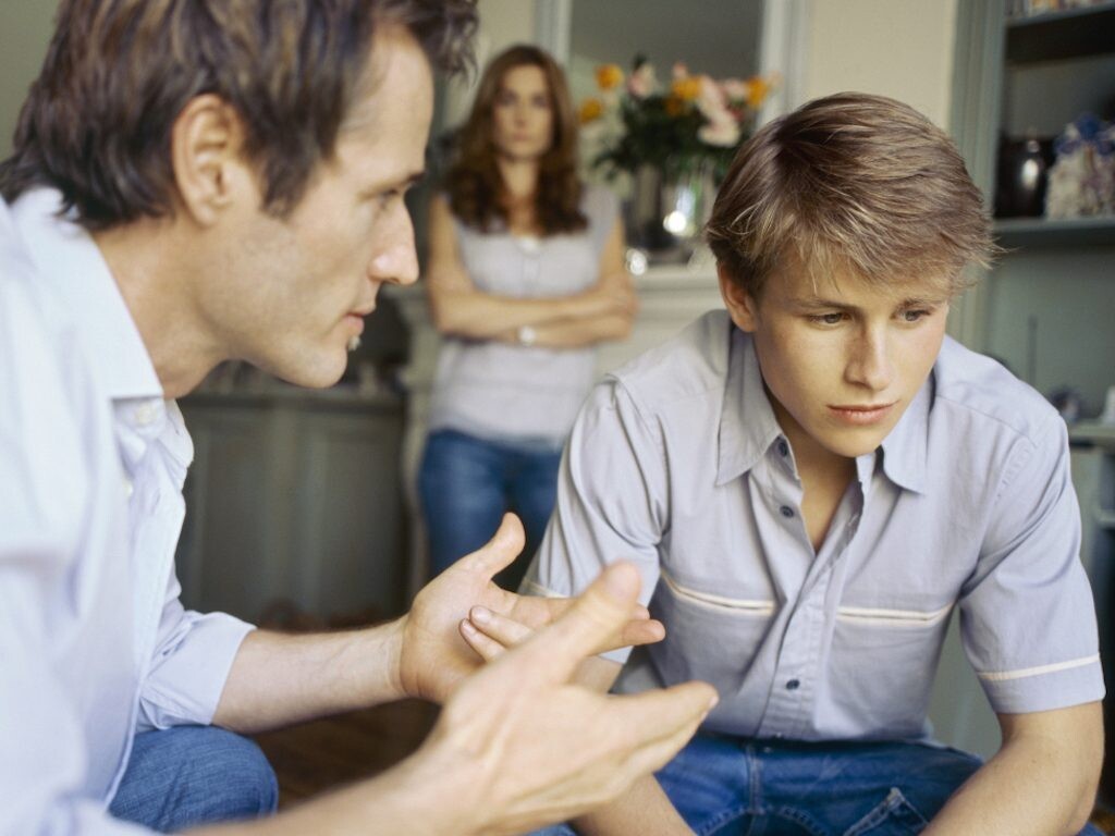 Хамство и агрессивное поведение подростка: что делать родителям