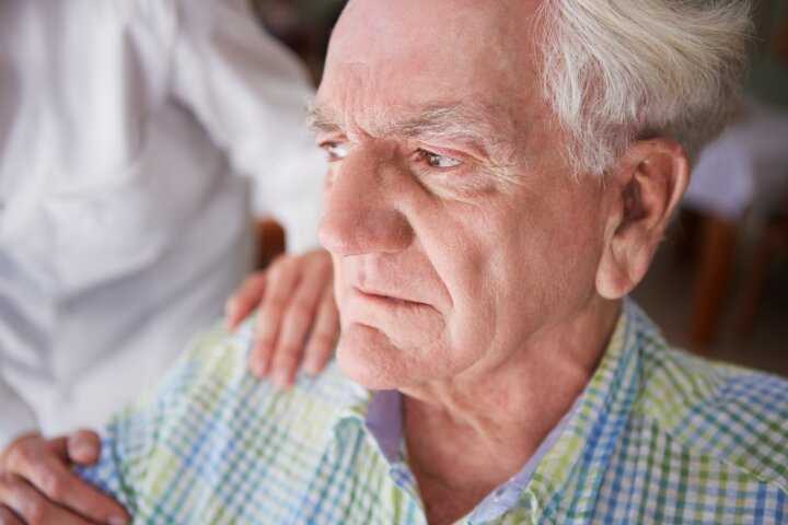 Старческая деменция: симптомы и признаки, проявления маразма на легкой, умеренной и развернутой стадиях болезни у мужчин и женщин