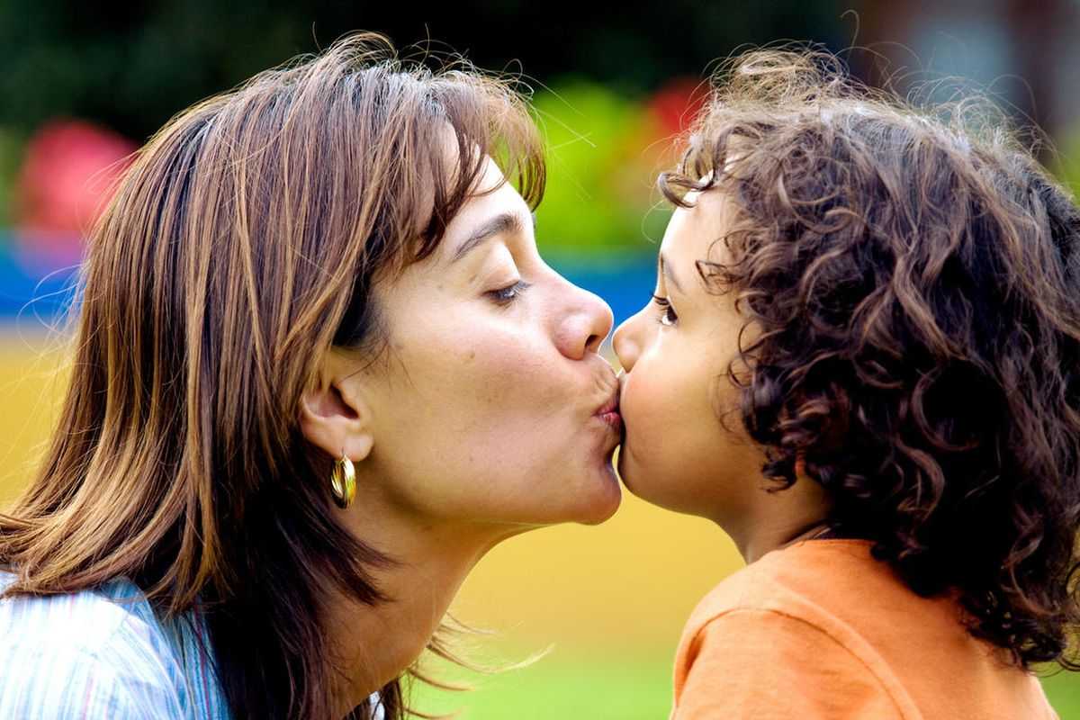 Детки целуются в саду - страна мам
