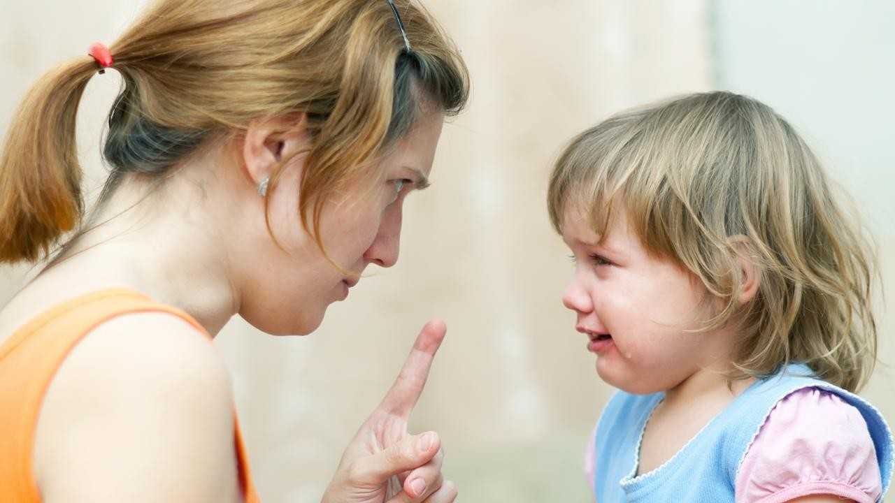 Что делать, если ребенок сильно привязан к маме?