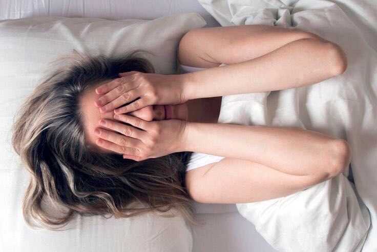 После очень эмоциональных дней я часто не могу уснуть: психолог дал совет, как избавиться от тревоги и наконец-то выспаться