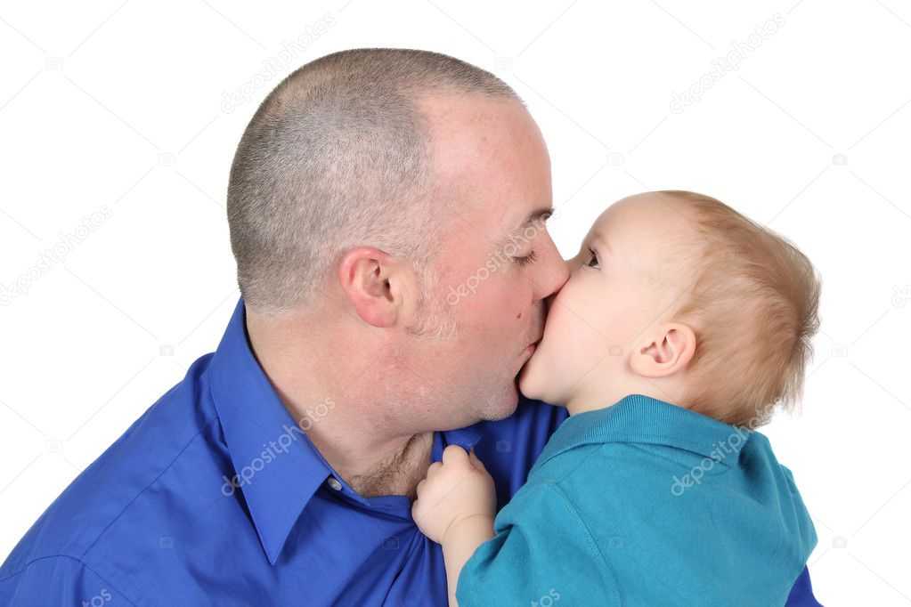 Должен ли отец обнимать и целовать сына – мнение психолога