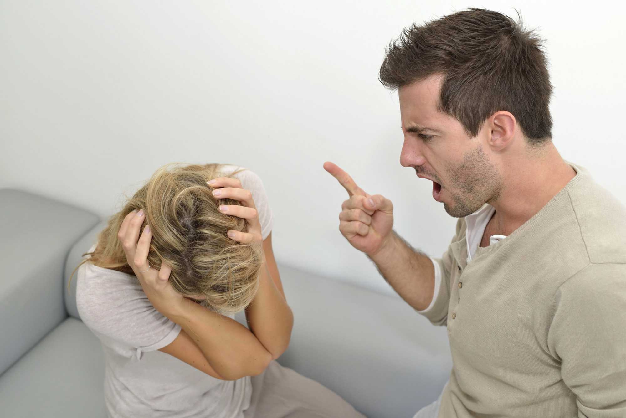 Как отвадить мужа от свекрови: советы психолога. свекровь настраивает мужа против меня: что делать?