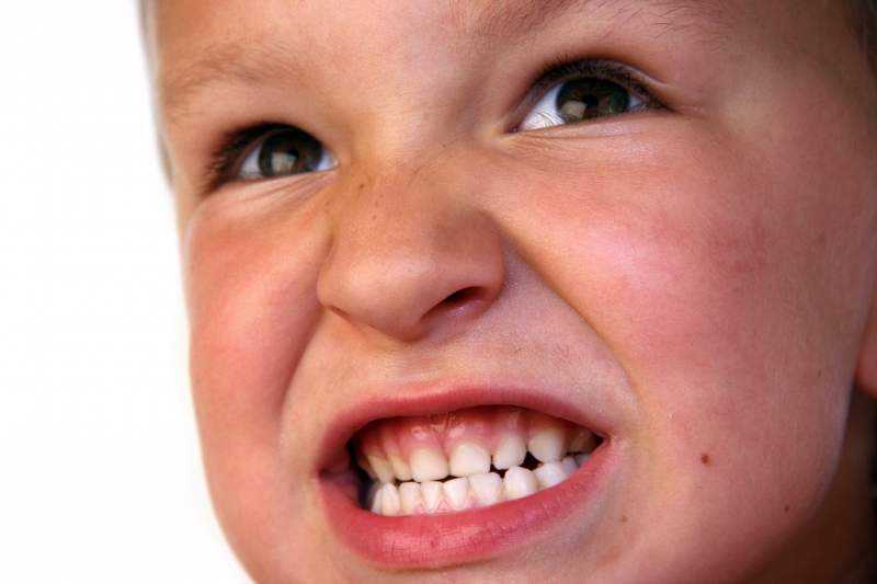 Почему ребенок скрипит зубами во сне: причины скрежета днем и ночью когда спит, методы лечения комаровского