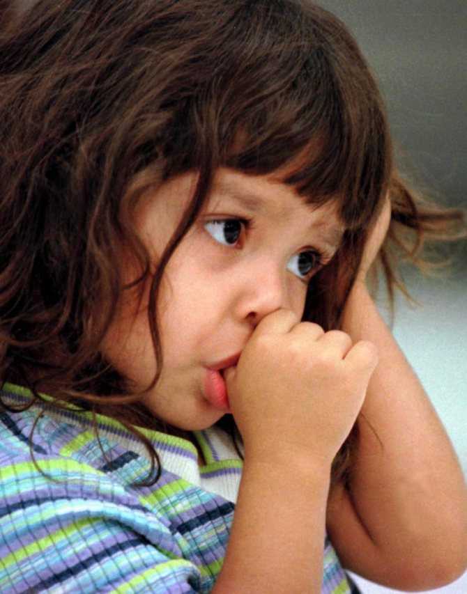 Почему ребенок грызет ногти: причины, советы психолога, как отучить