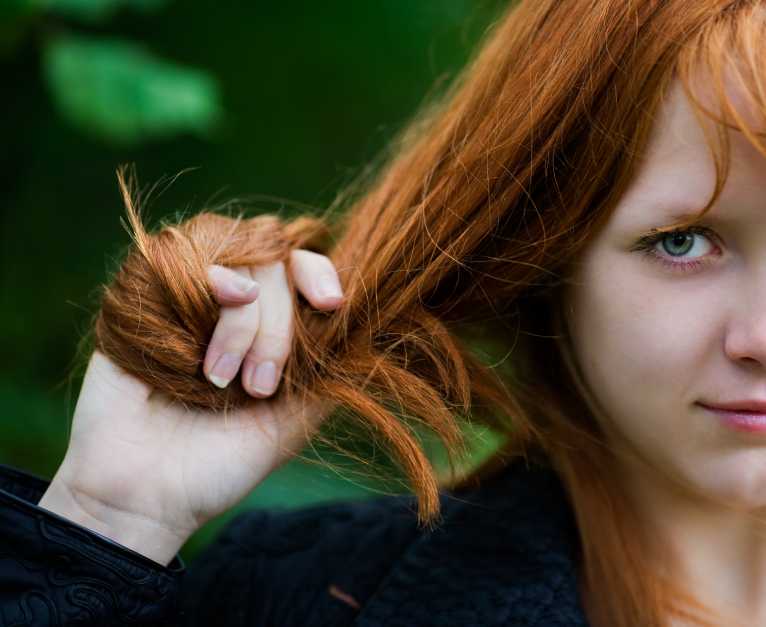 Вырывание волос на голове — как лечить трихотилломанию?