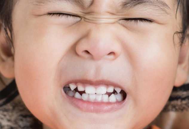 Почему ребенок ночью скрипит зубами: причины и лечение