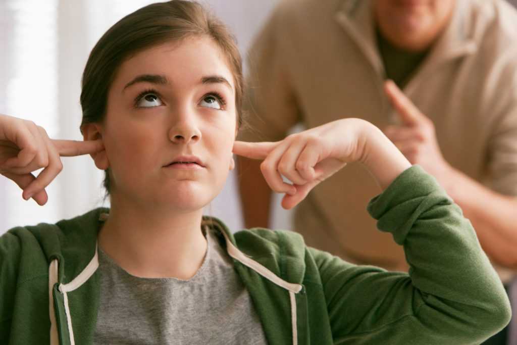 Как говорить с подростком, если он грубит и не хочет общаться