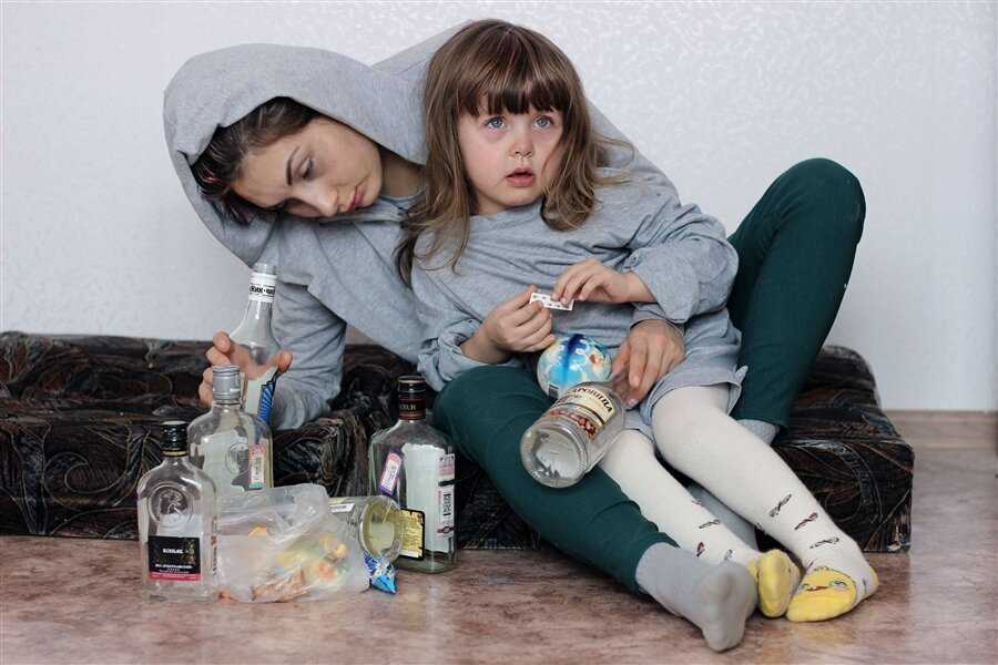 Контроль под градусом: пьянство родителей приводит к трагедиям с детьми | статьи | известия