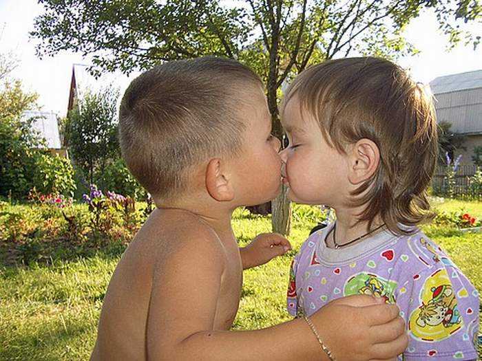 Можно ли целовать ребенка в губы?