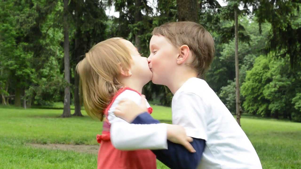 Можно ли детей целовать в губы – что говорят психологи, врачи и педагоги