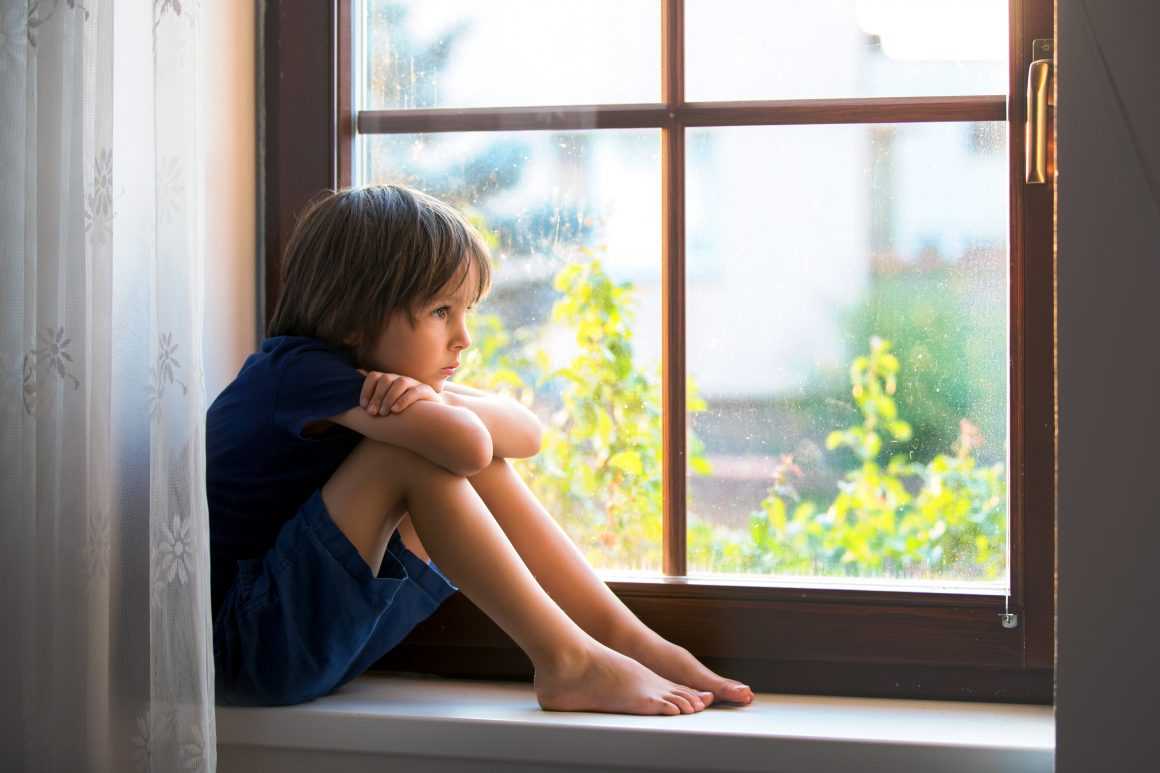 Ребенок боится оставаться один дома. причины и советы