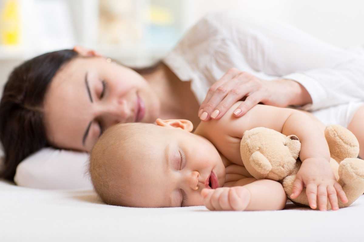 Как отучить ребенка спать с мамой, если не спит без родителей