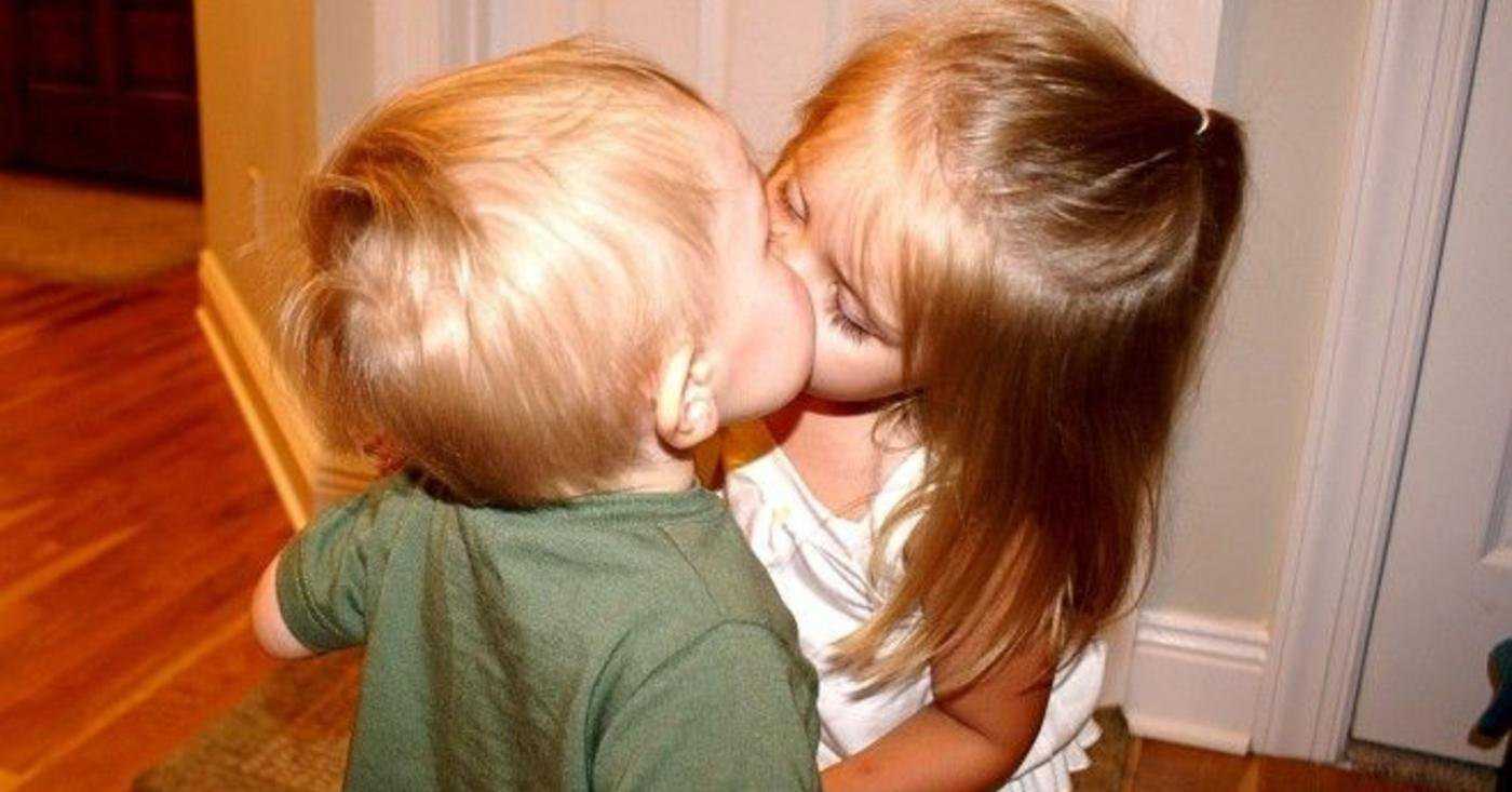 Что означают необычные поцелуи ребенка