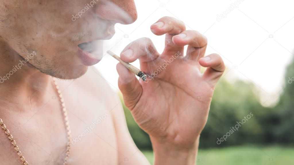 Как сохранить отношения с парнем,если он курит травку? вопрос психологу 18-08-2013