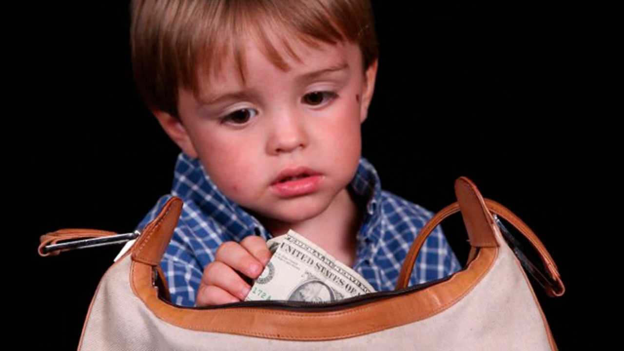 Ребенок ворует деньги у родителей: советы психолога, что делать?