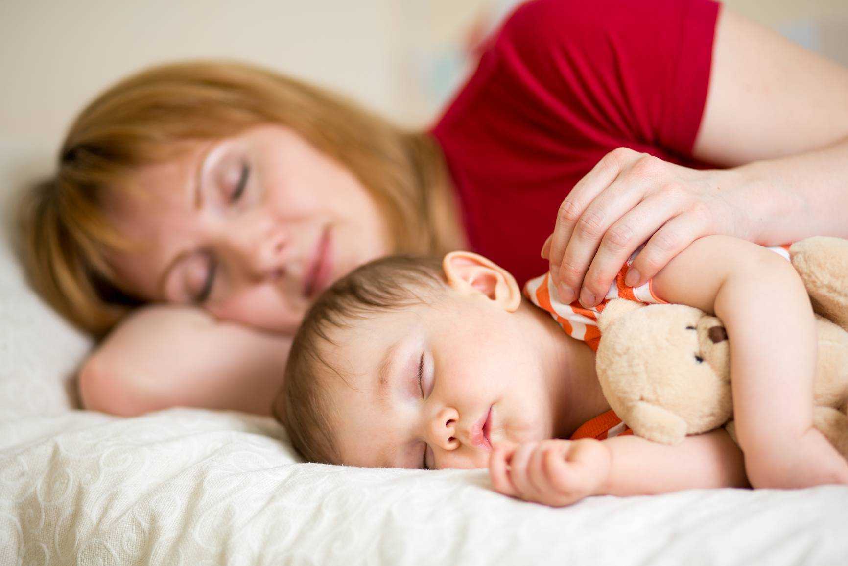Как отучить ребенка спать с мамой, если не спит без родителей