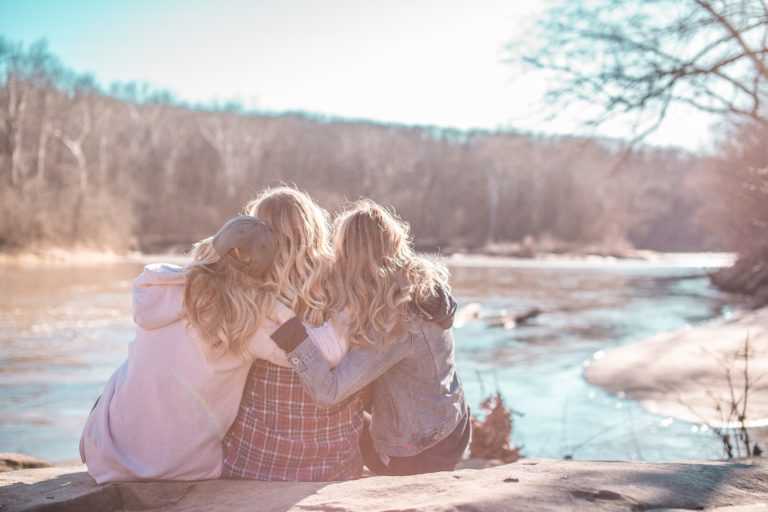 Женской дружбы не бывает: главные мифы о женской дружбе