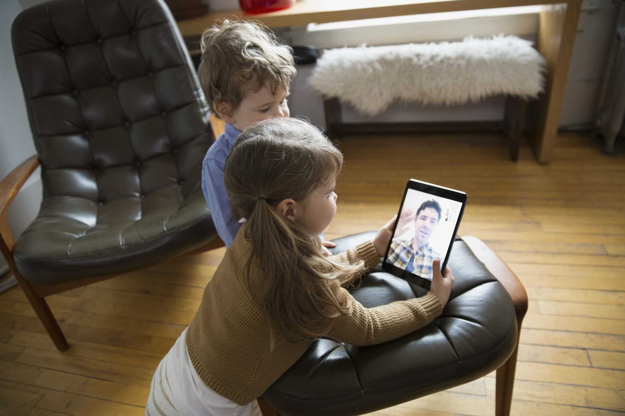 Пока родители смотрят телевизор. Видеосвязь с родителями. Ребенок видеосвязь. Общение в интернете дети. Разговор с ребенком.