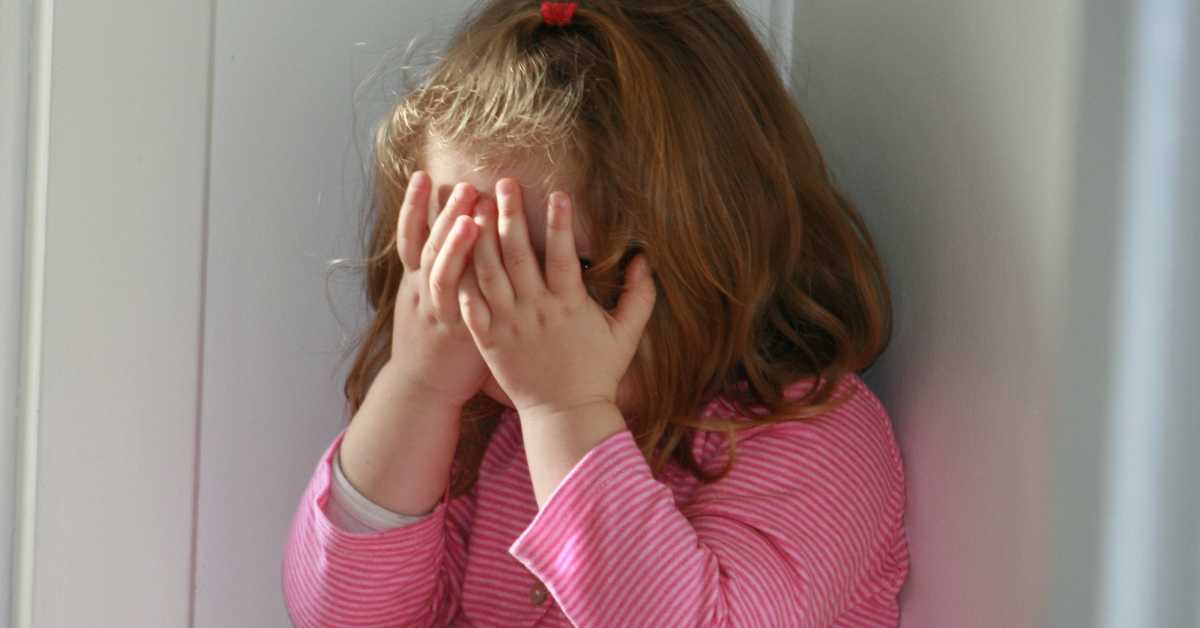 Ребенок не хочет ходить в садик и плачет — что делать, советы психолога