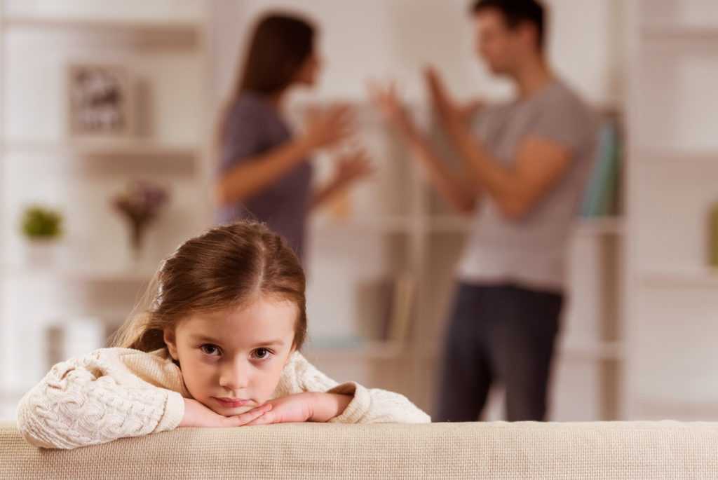 Развод родителей и его влияние на психику ребенка: что делать и как помочь малышу пережить нелегкие времена?